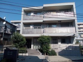 穏やかな外観のエントランス