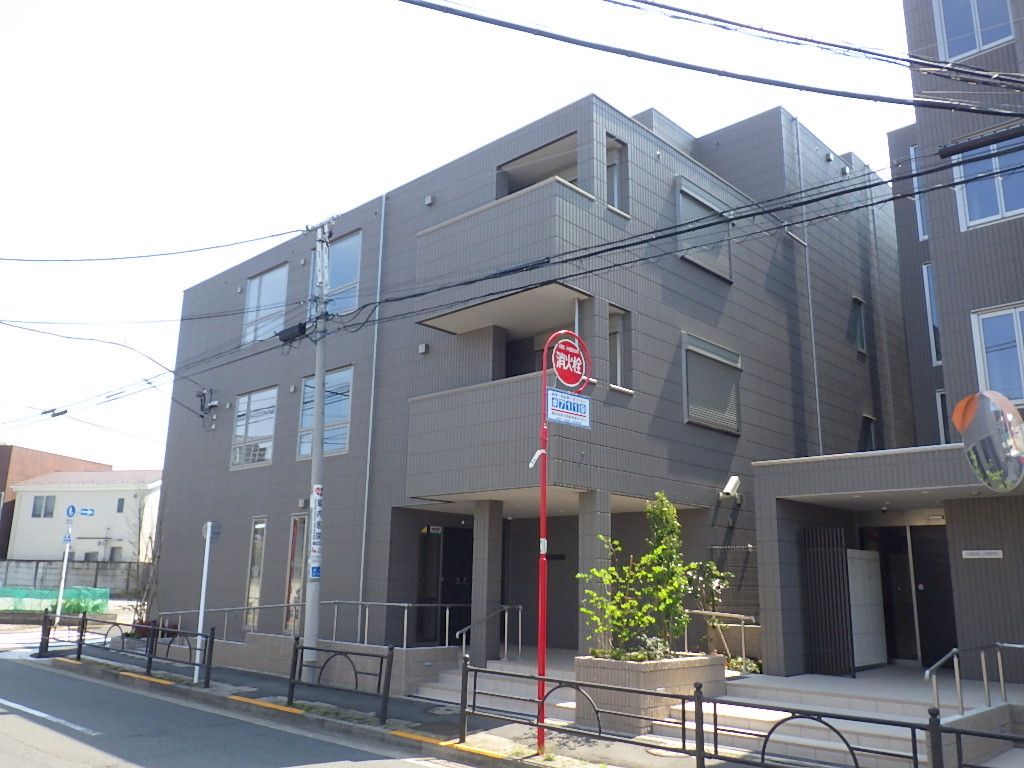 現代的な外観の建物
