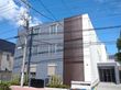 モダンなデザインの建物外観