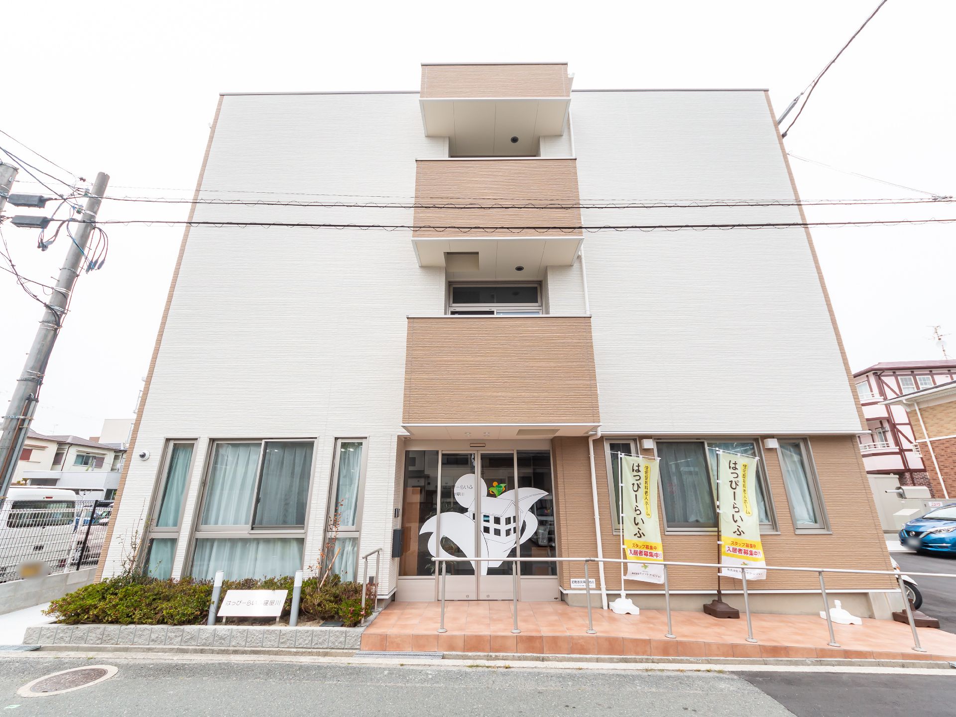 落ち着いた色合いの外壁で、マンションのように見える外観