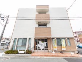 落ち着いた色合いの外壁で、マンションのように見える外観