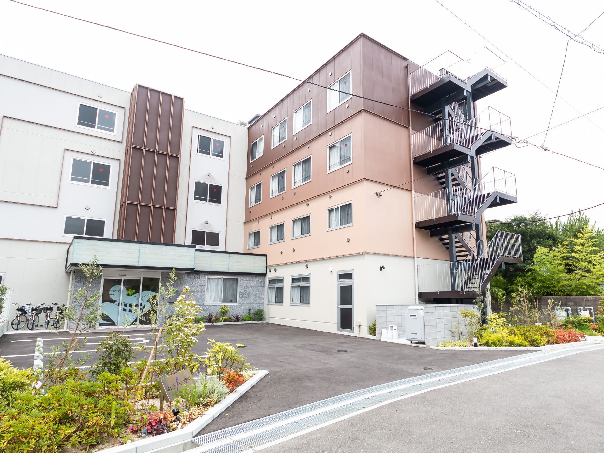 駐車場を完備した施設外観