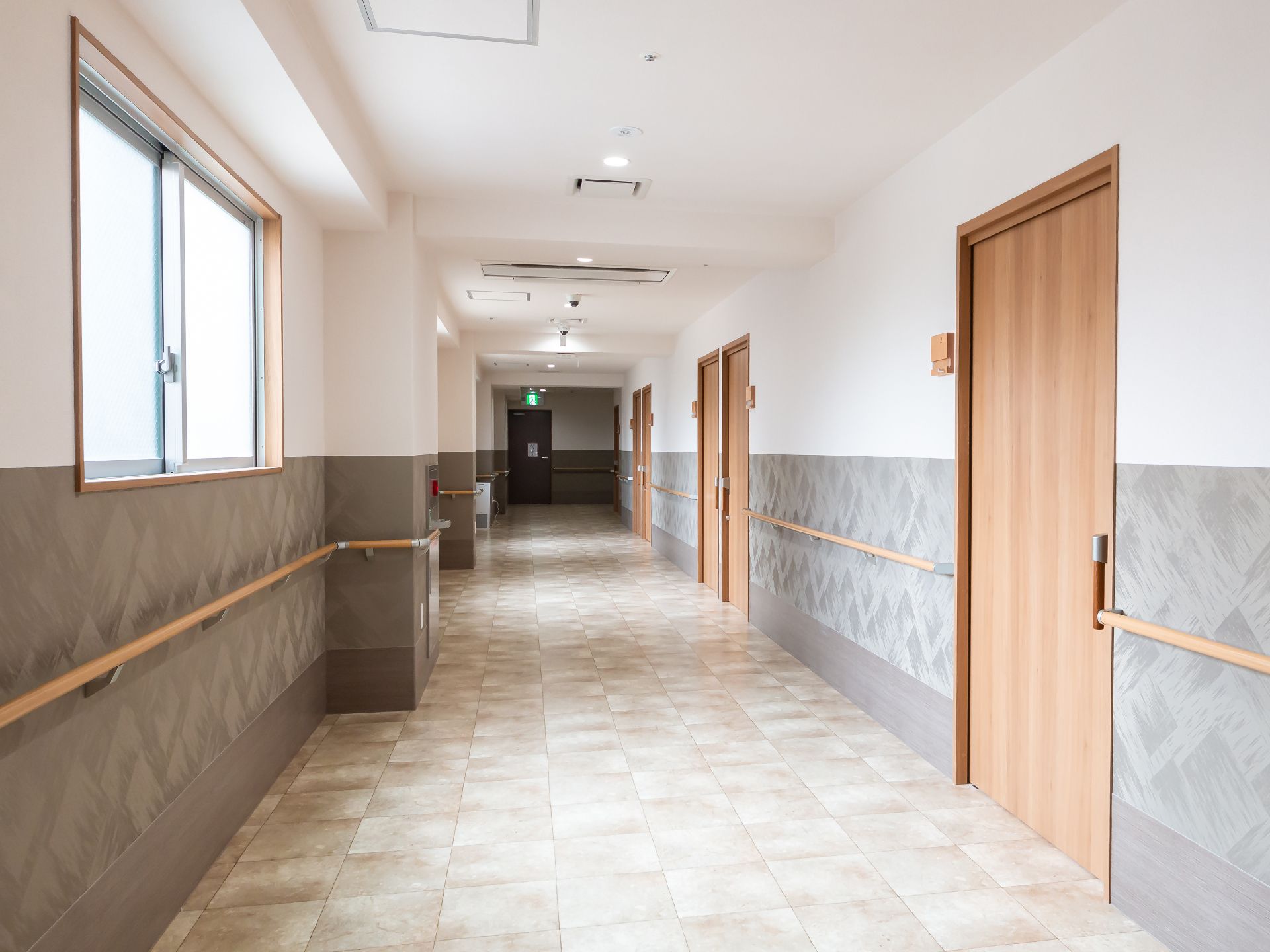 幅にゆとりをもった設計の廊下
