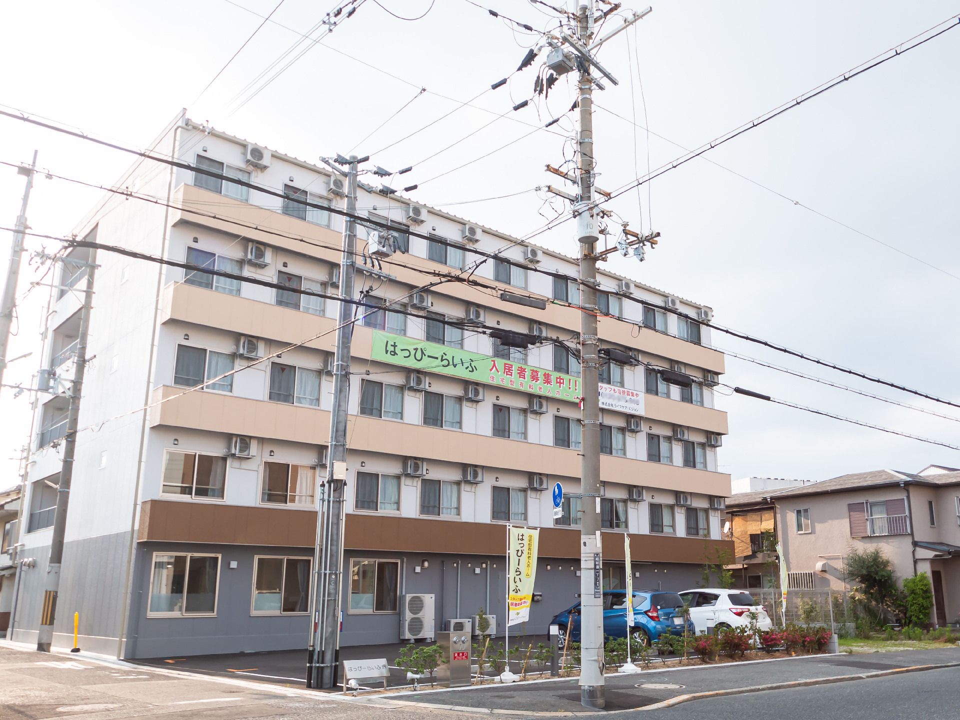 駐車スペースを用意した施設外観