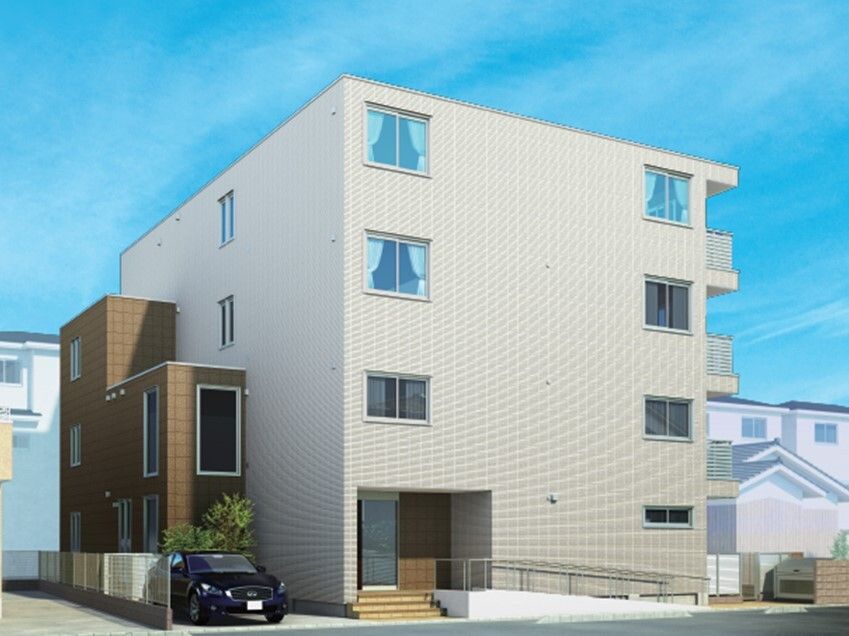 住宅地にある4階建ての建物は玄関に手すり付きの階段とスロープがあり、建物の前には駐車場がある。