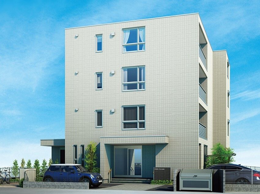 ４階建ての建物は各フロアにベランダがあり、周りには草木が植えられ、玄関には手すり付きの階段も付いている。