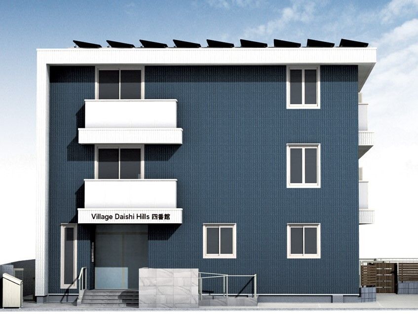 ダークブルーの外壁に白のアクセントがあるおしゃれな外観。玄関の屋根の部分の住宅名が書かれている。
