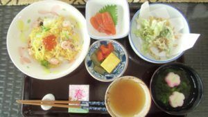 天ぷらや刺身、吸い物が付いたちらし寿司のセット