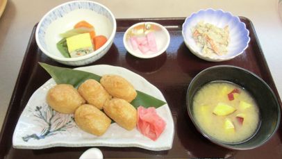 いなり寿司と芋の味噌汁のセット