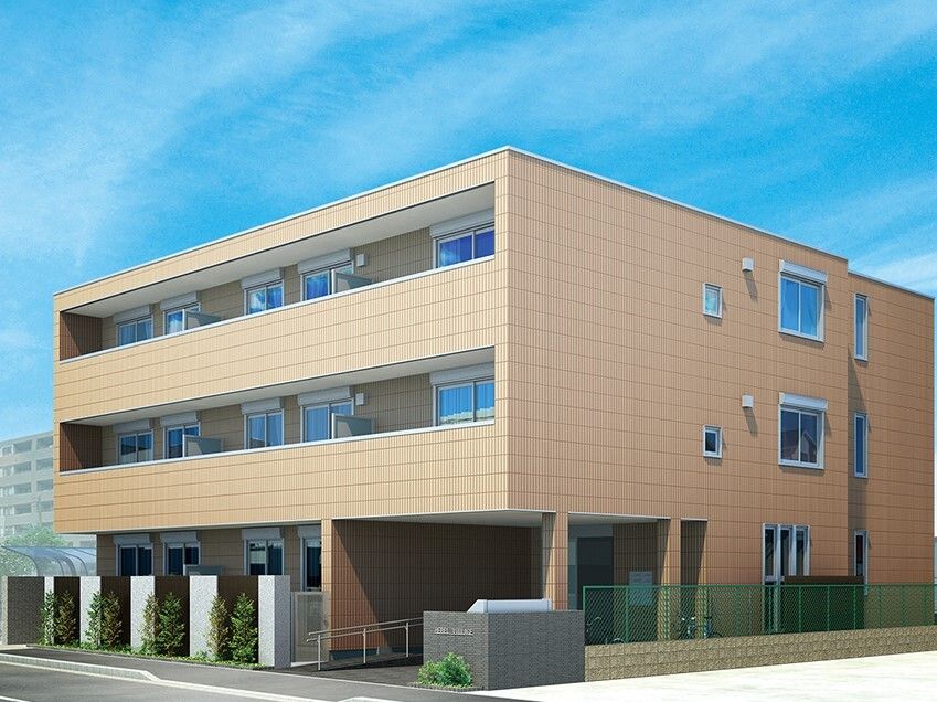３階建ての建物の前には道路があり、ブラウン系でまとめられている。周りには草木が植えられ、玄関には手すり付きの階段もある。