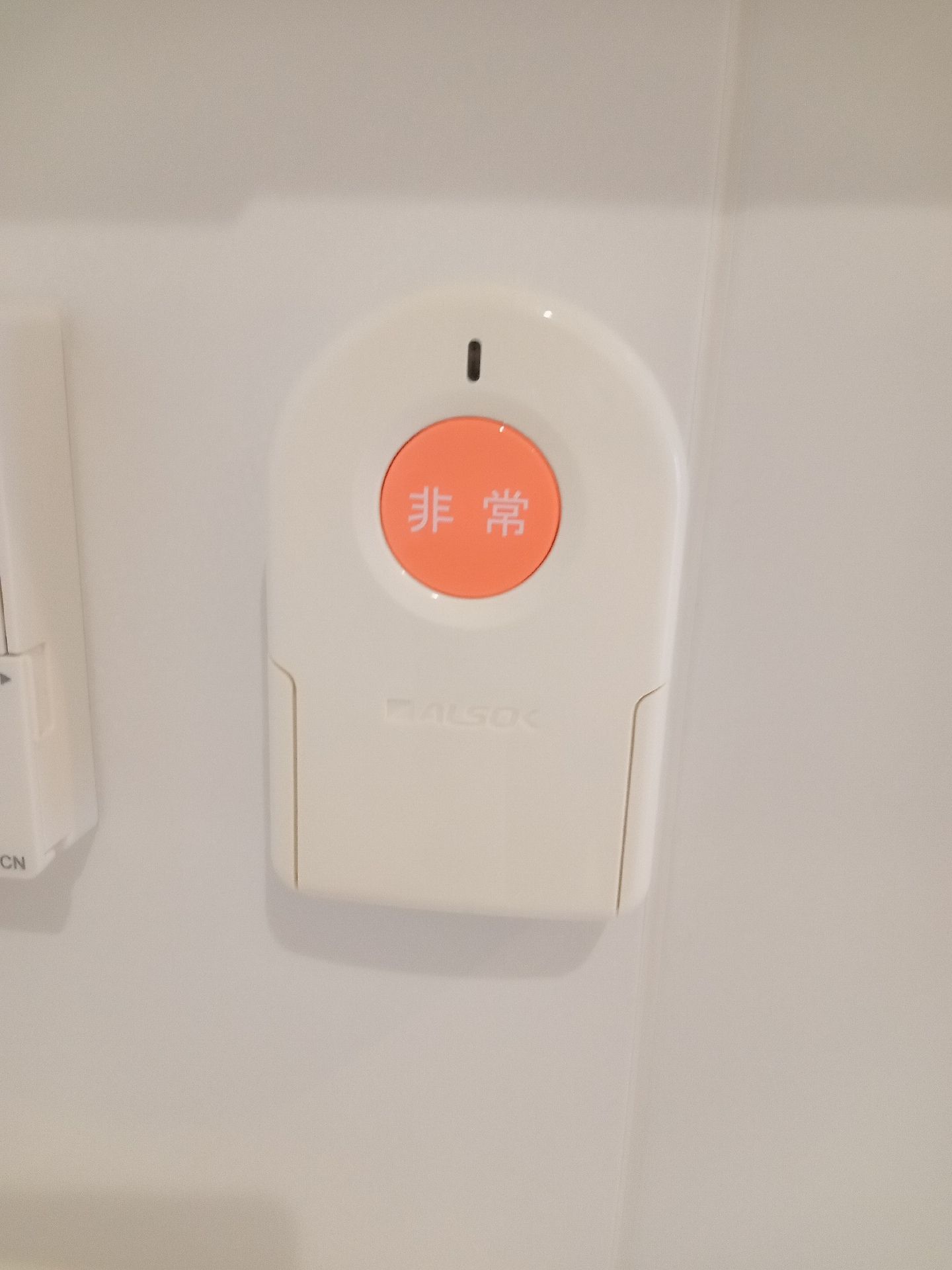高齢女性たちと女性スタッフが楽しそうに話している。高齢女性の内２名はベージュのソファに座っている。