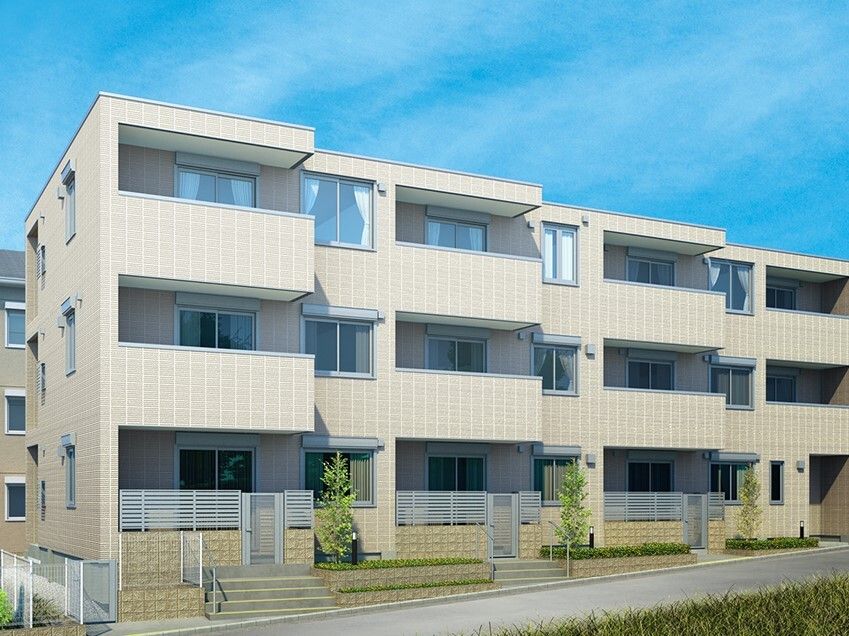 ３階建ての建物は階段のような形で、それぞれの棟の前に手すり付きの階段があり、草木が植えられている。