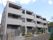 清潔感のある白い建物外観