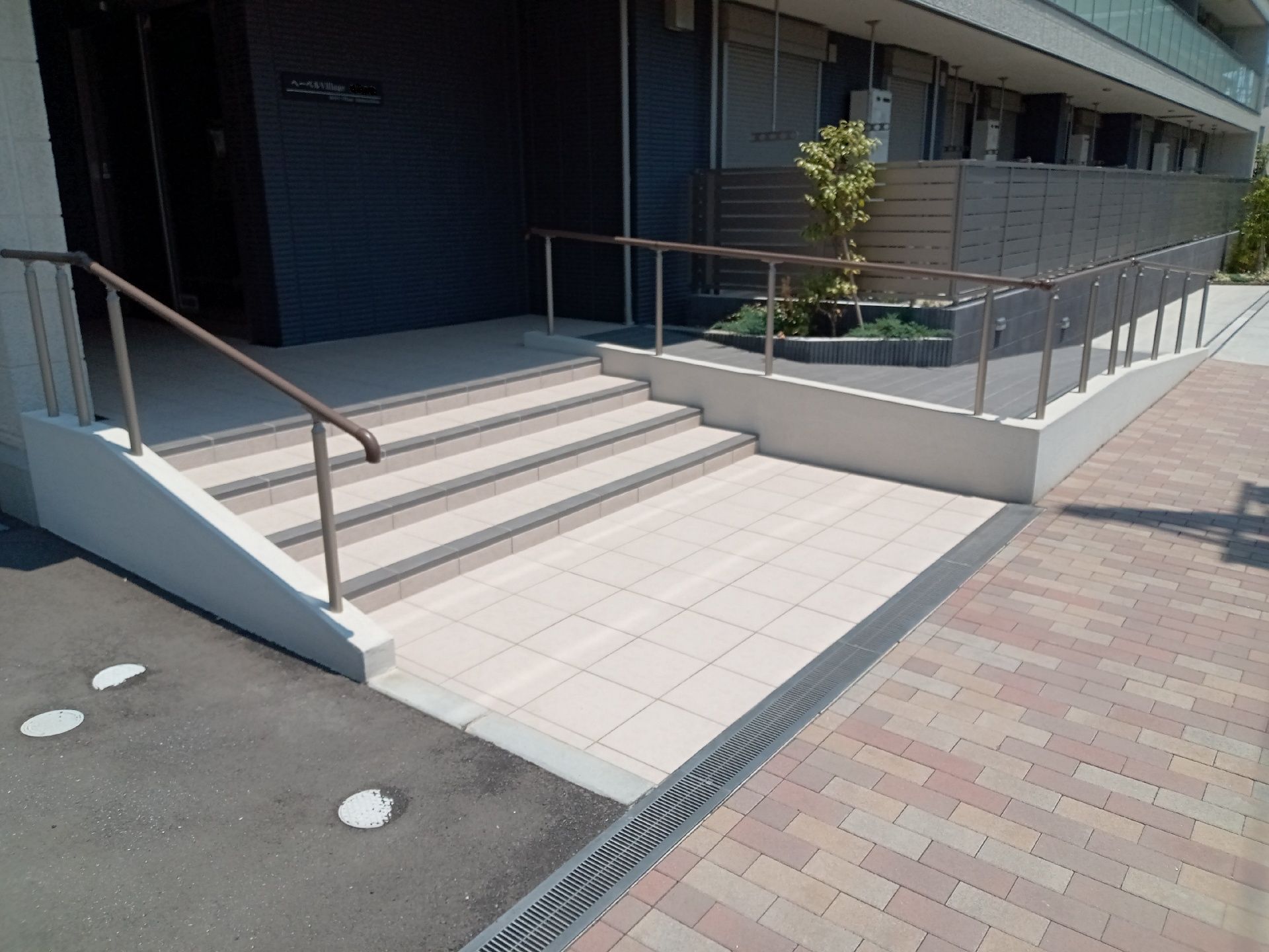 ブルーのエプロンを付けた若い女性スタッフが車いすの高齢女性が指さす方向を一緒に見ている。