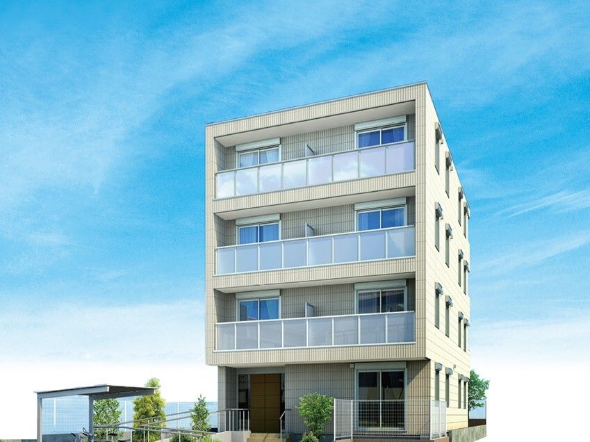 各フロアにベランダがある4階建ての建物は白を基調としていて、敷地内には駐輪場もある。玄関には手すりも付いている。