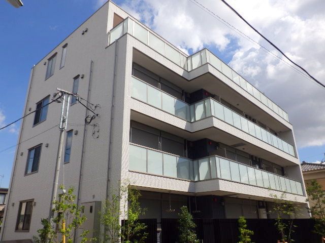 モダンな外観の建物