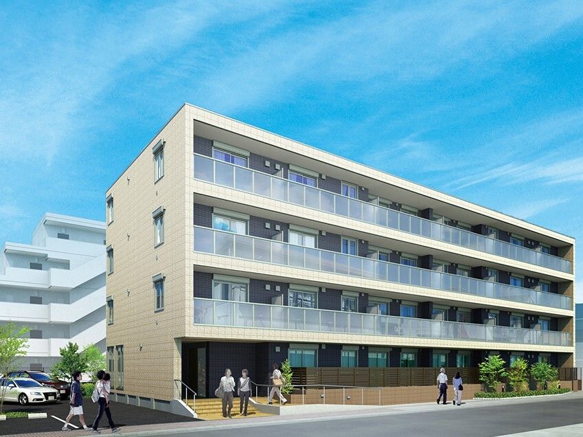 各フロアにベランダがある4階建ての建物は横に長く、周りには草木が植えられている。日当たりのいい場所に建っている。