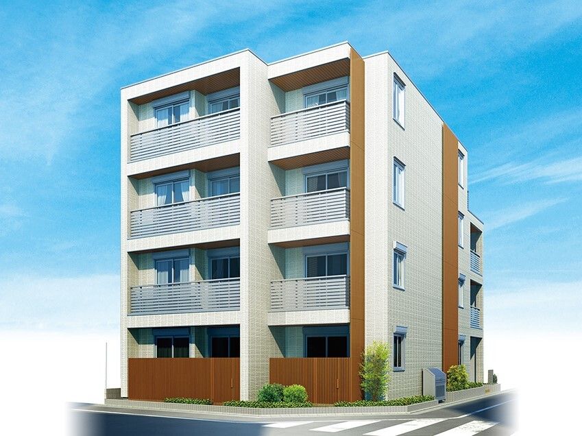 白を基調とした4階建ての建物は各フロアにベランダがあり、木目調のアクセントがある。草木も植えられている。