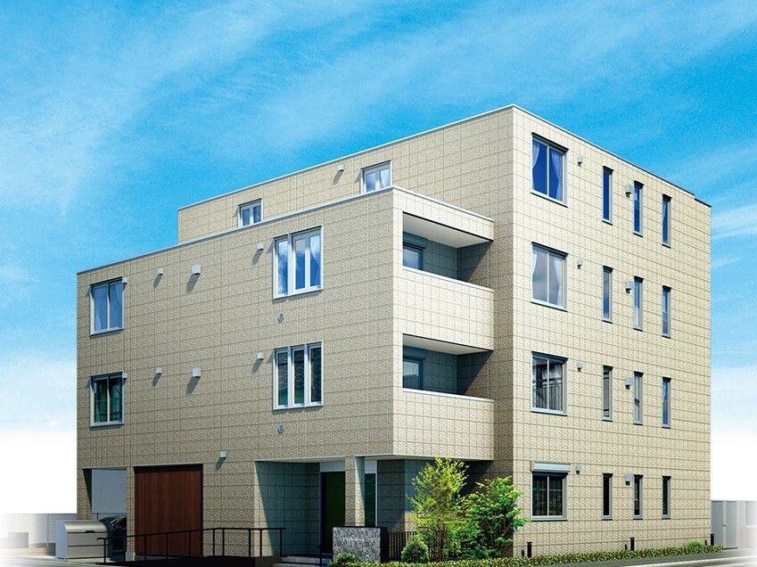 ベージュ系の４階建ての建物の一部は3階建て。玄関には屋根があり草木が植えられている。