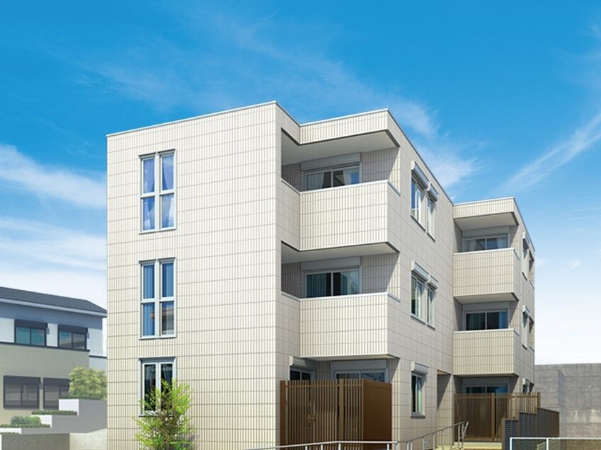 白を基調とした3階建ての建物の周りには草木が植えられ、日当たりもよい。近くには住宅もある。
