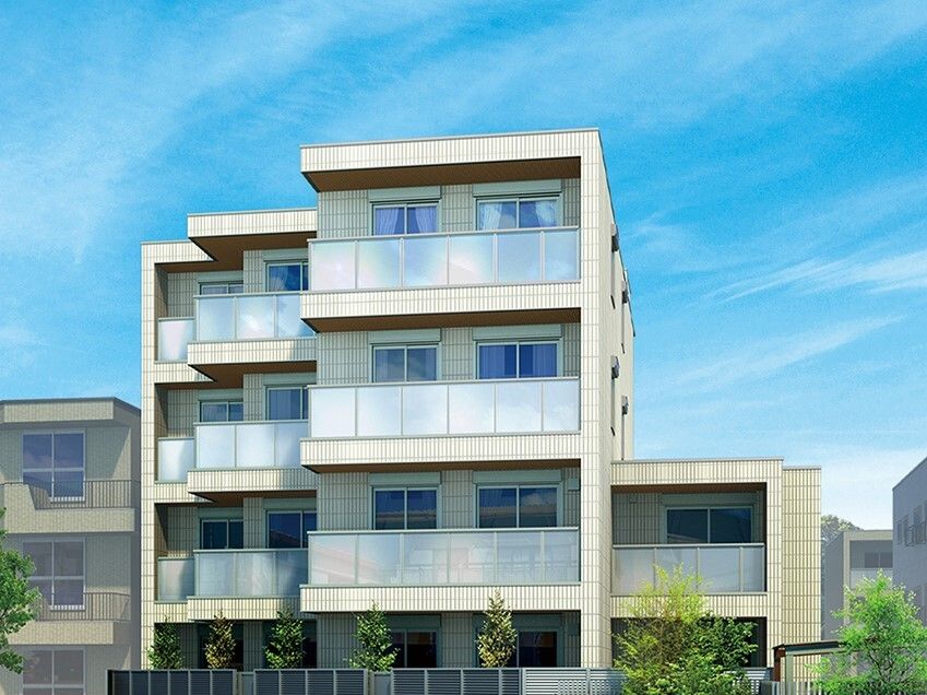 4階建ての建物は白を基調としていて、周りには草木がたくさん植えられ、各フロアにベランダがある。