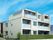 白を基調とした3階建ての建物は日当たりのいい場所に建っている。ベランダも付いている。