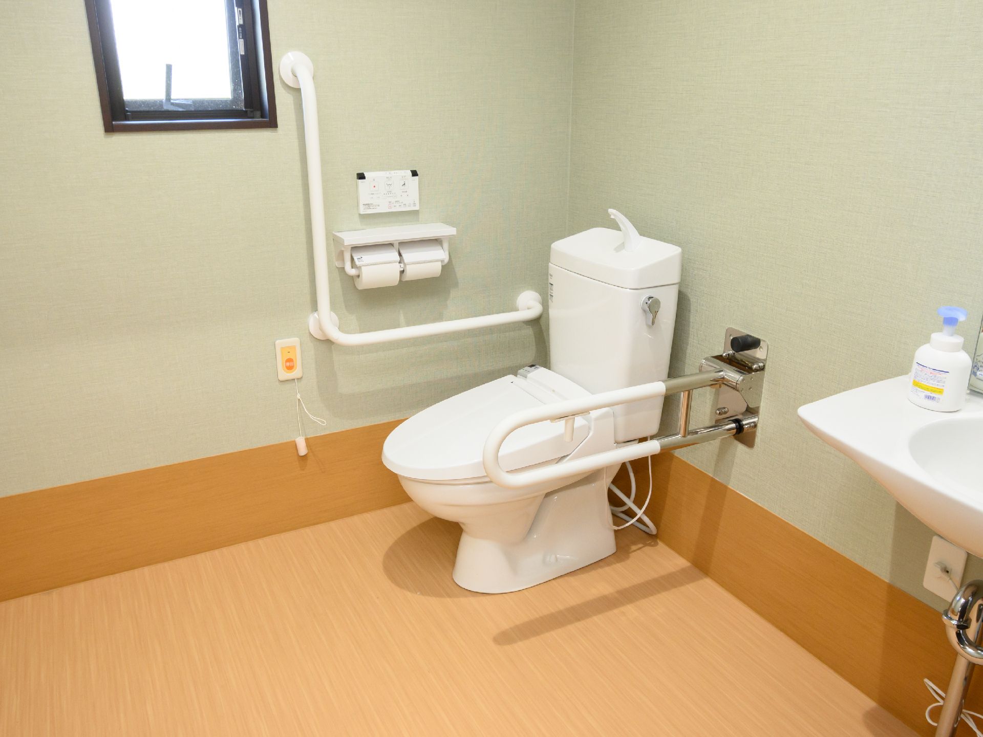 引き戸と手すりが取り付けられているトイレ