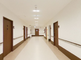 明るく広々とした施設の廊下