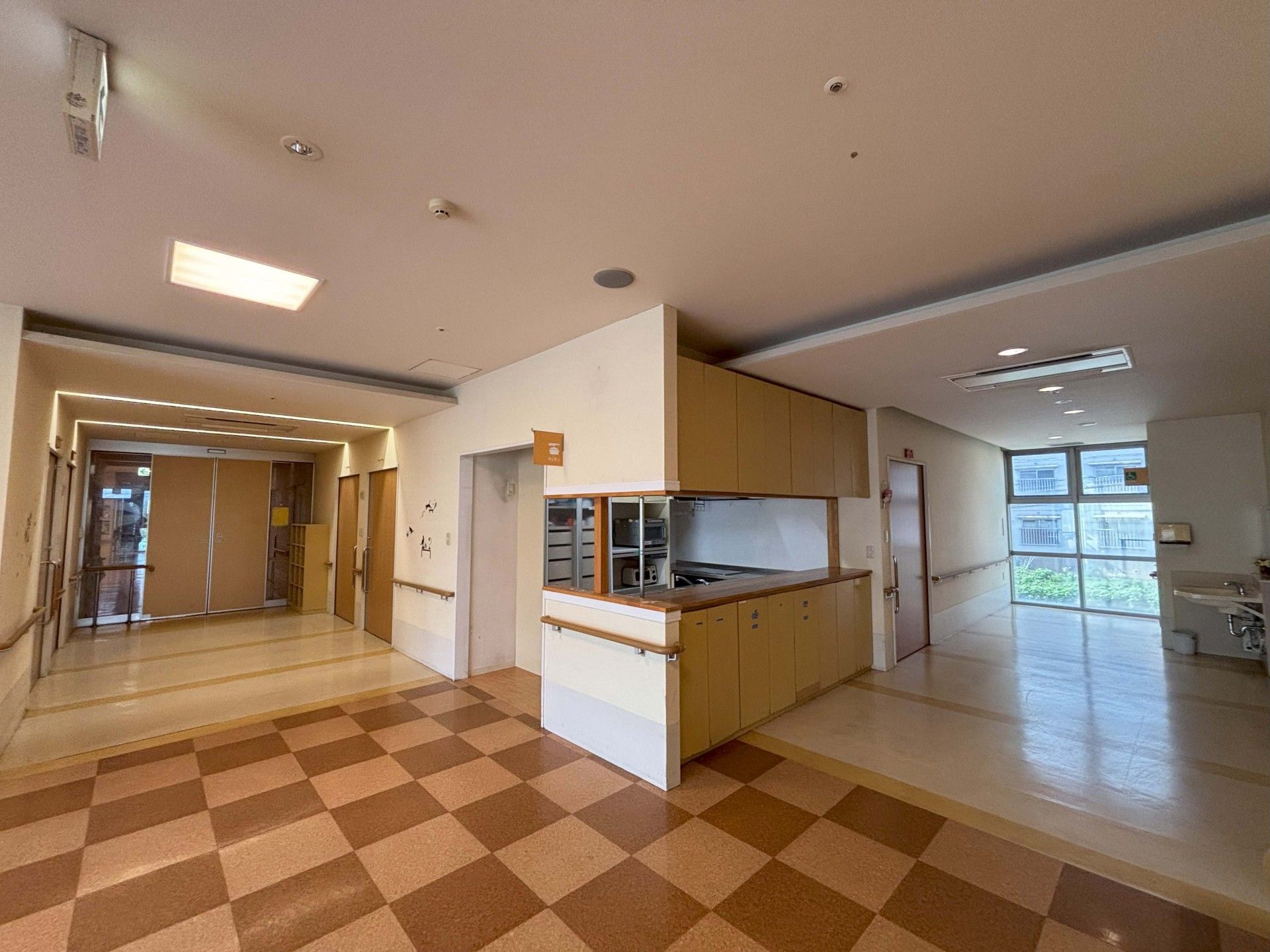 明るい廊下とカウンター