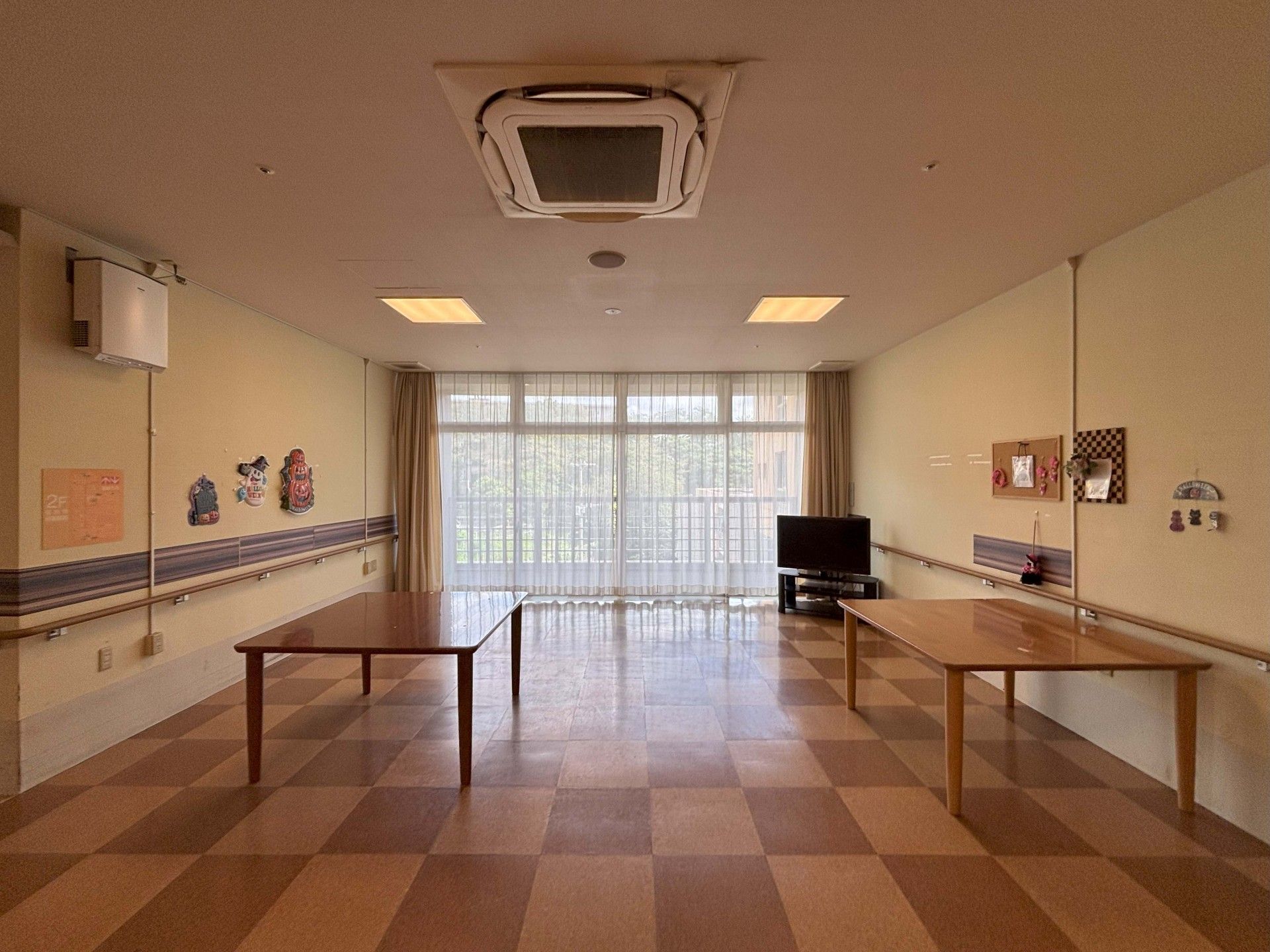 広い窓のある部屋