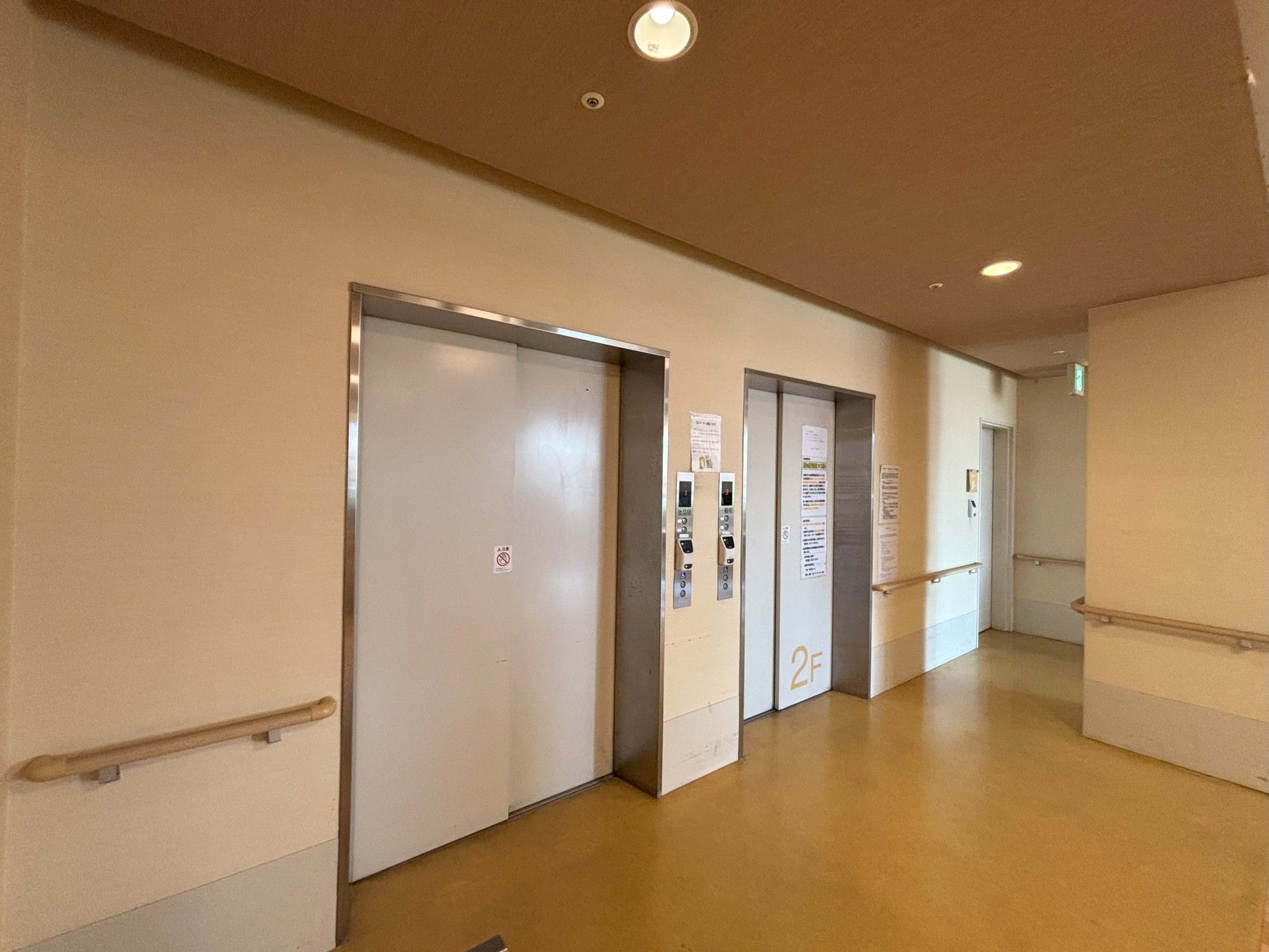 エレベーターのある廊下