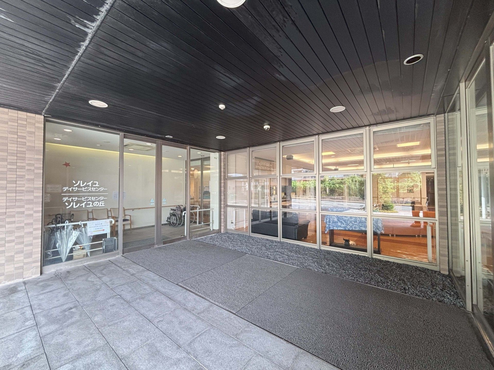 ガラス張りのエントランス