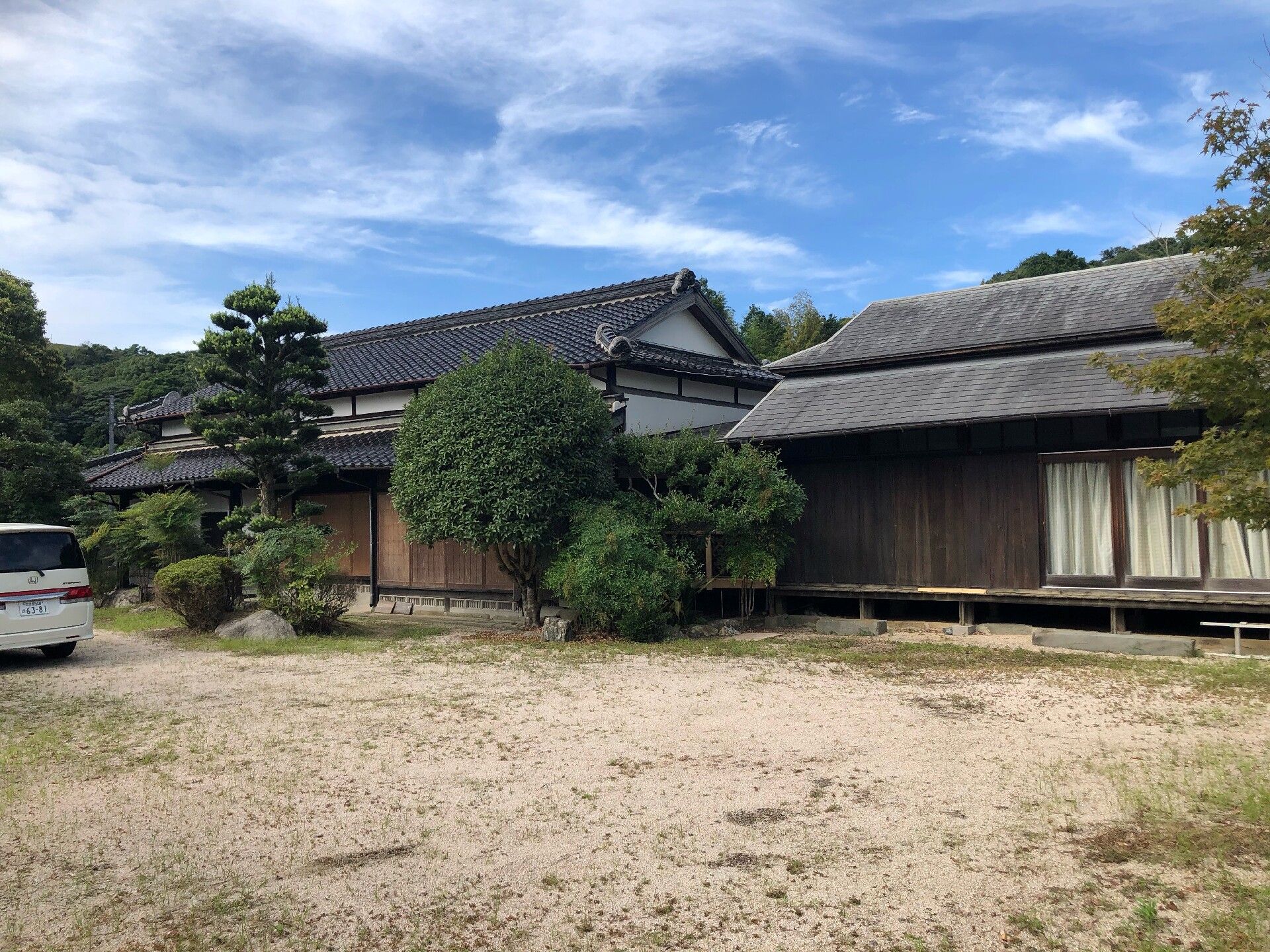 車いすの高齢者と手を握りながら話す介護スタッフの様子。施設内での会話の場面