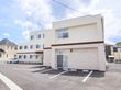 旅館風の外装で、２階建ての介護施設