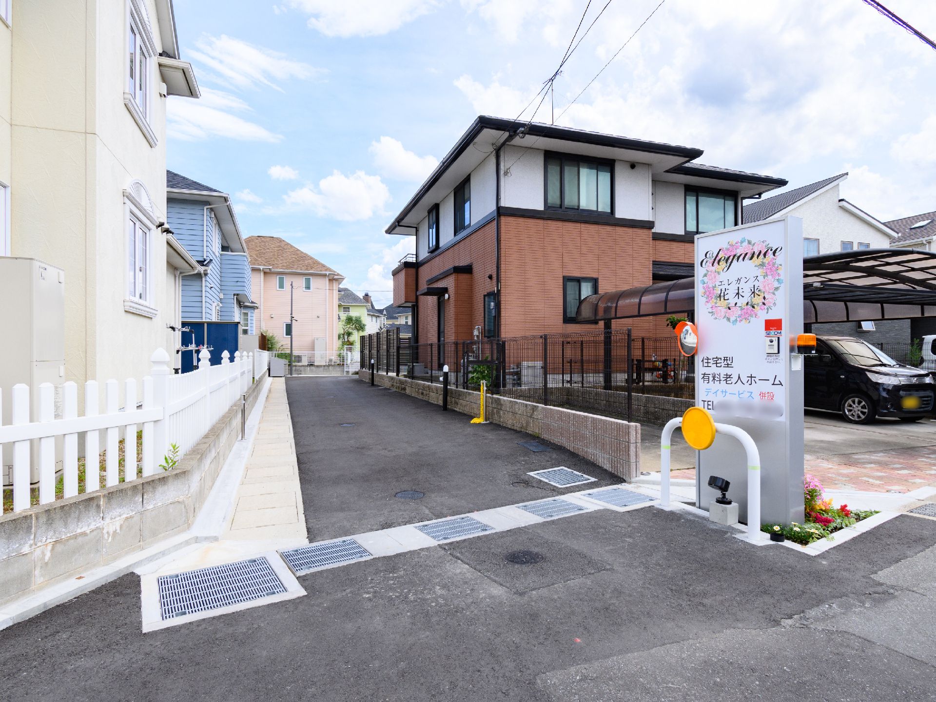 段差が排除された、車椅子の方でも楽に入館できる施設の外観