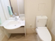 バリアフリーのトイレと洗面所