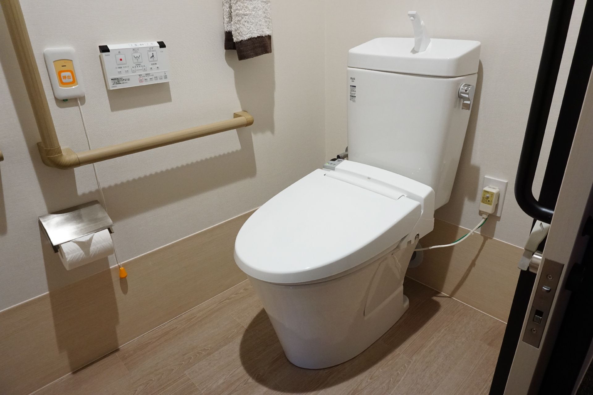 スライド式のドアが設置されたトイレ