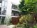 ３階建ての建物は横に長く、建物の周りには草木が植えられている。落ち着いた色合いのホーム。