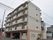 施設の外観はマンションのようになっており、高い建物である。駐車場は屋根を完備しているので、雨の日でも乗り降りしやすい。