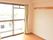 各部屋にはベランダがついており、洗濯物を干すことも可能。室内は床はフローリング、壁は白を基調としたもので、清潔感のある作りになっている。