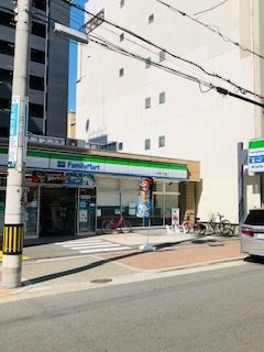 駐車場付きのファミリーマートがあり、駐輪場には複数台の自転車が止められている。日当たりもよい。