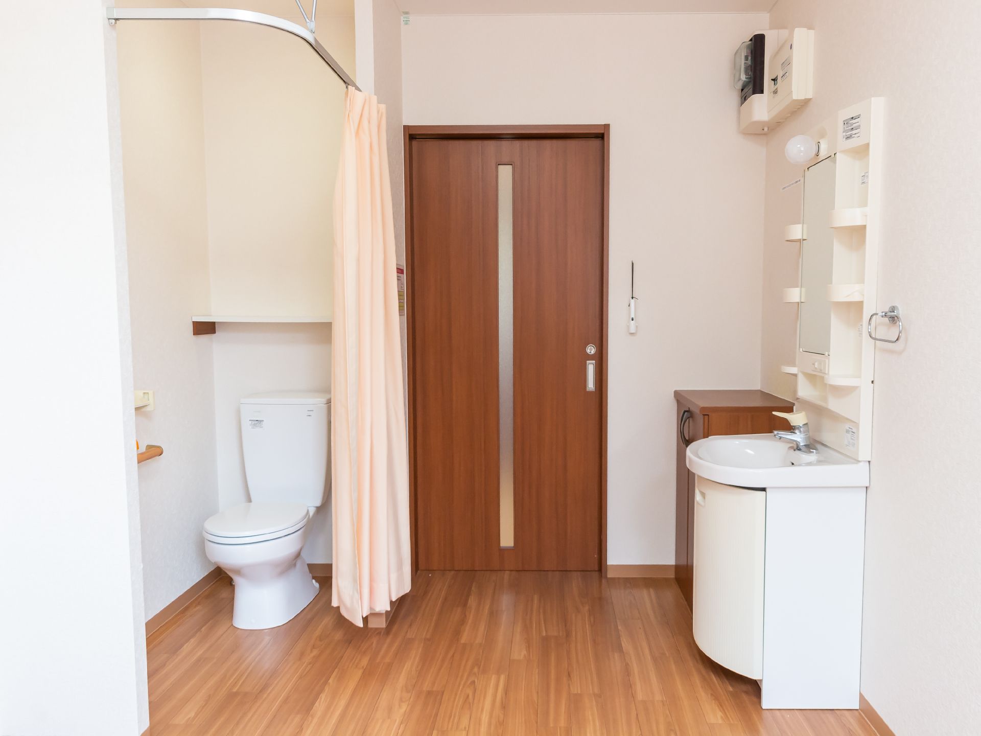 バリアフリー化されており、トイレも設置されている居室