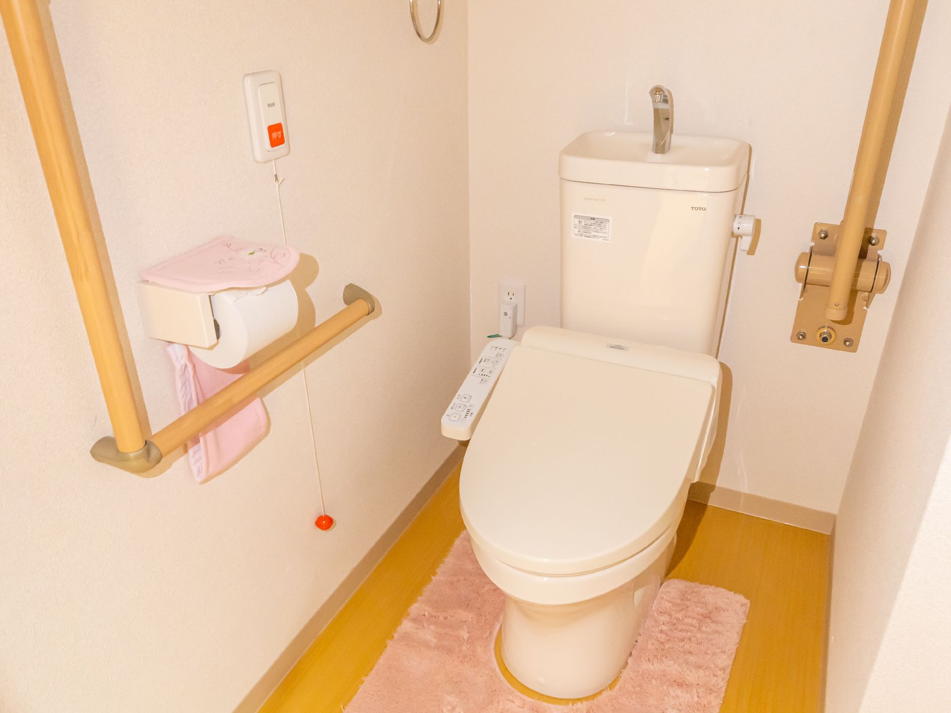 手すりを完備したトイレ