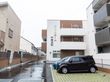 施設内に駐車スペースを設けた外観