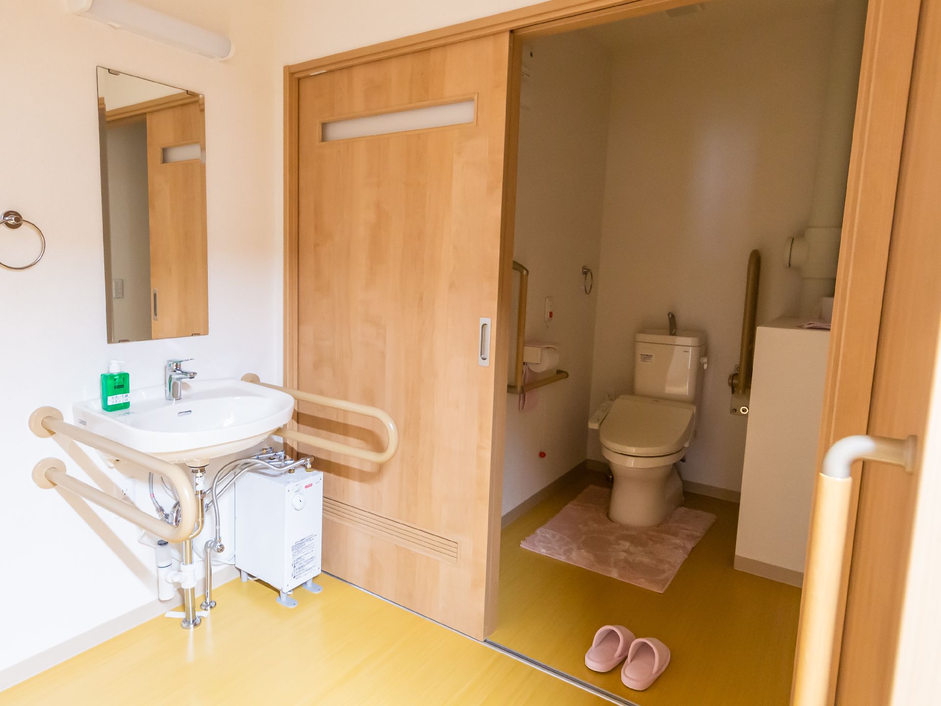 スライド式扉を採用したトイレ