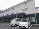 介護施設の広々とした駐車場