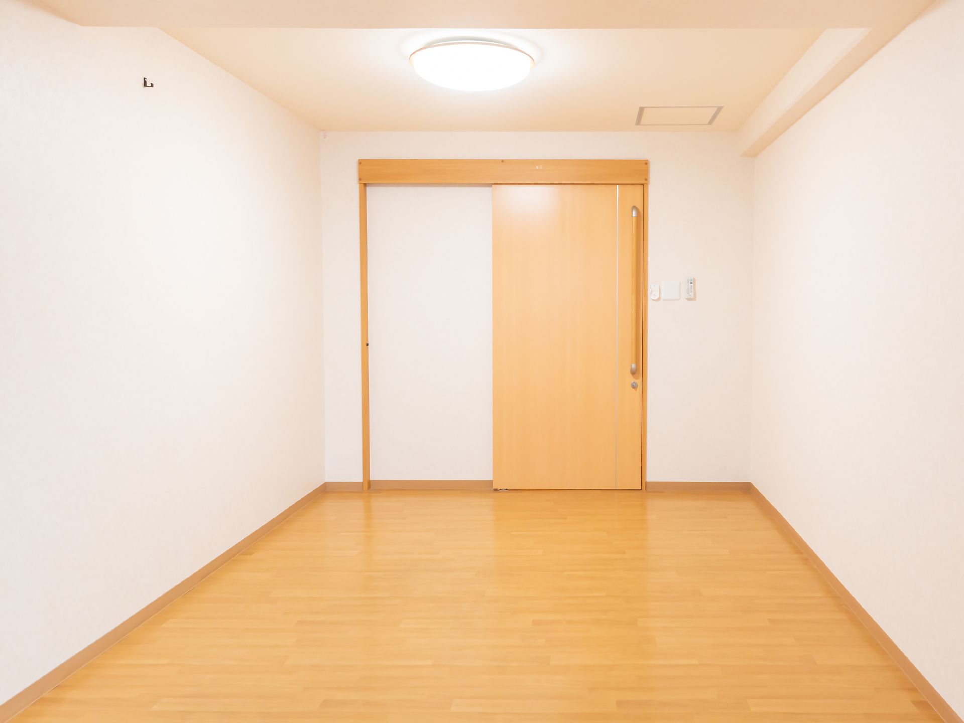 スライド式のドアが設置された居室