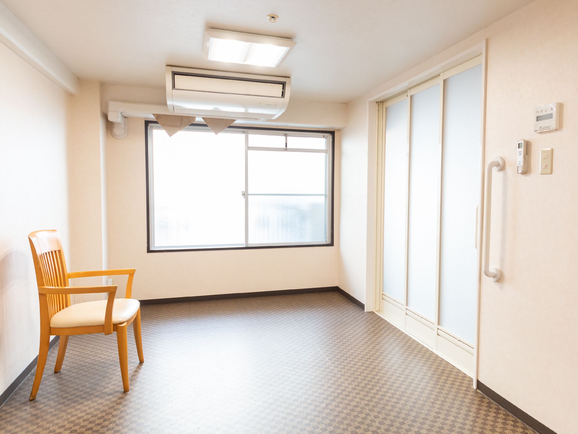 椅子が設置された脱衣場