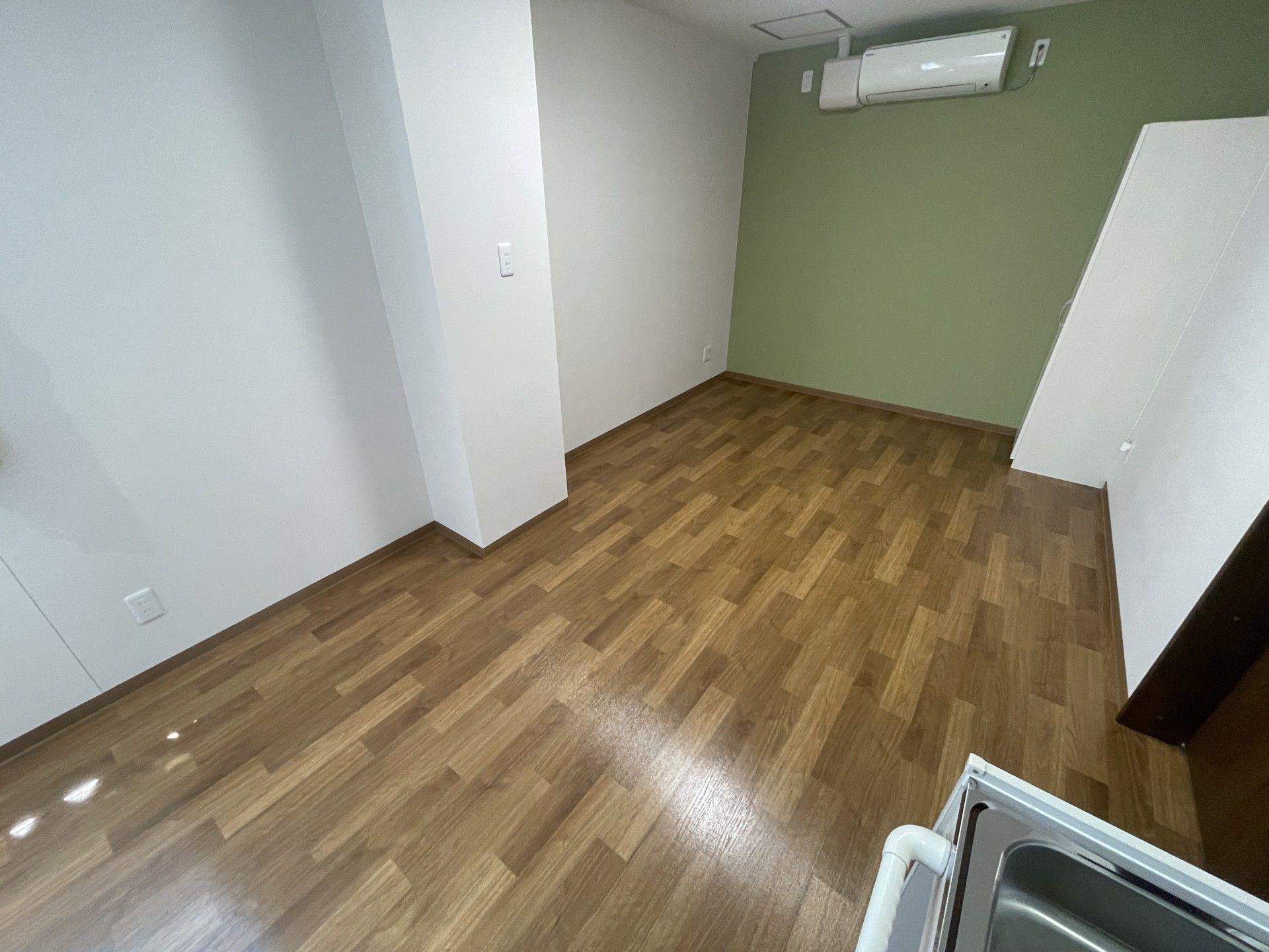 木目調の床の部屋