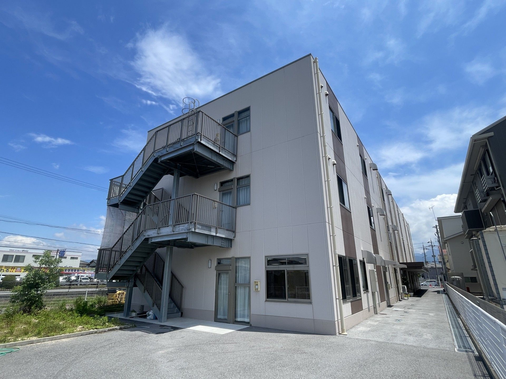 外階段のある建物